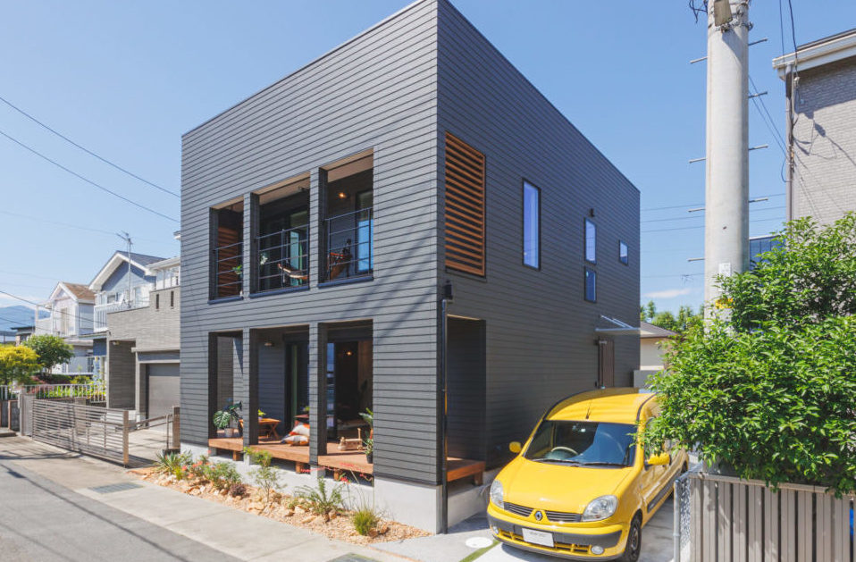 家の側面に設けてプライバシーを確保した玄関ポーチ｜神奈川県 西湘・湘南エリア｜湘栄建設