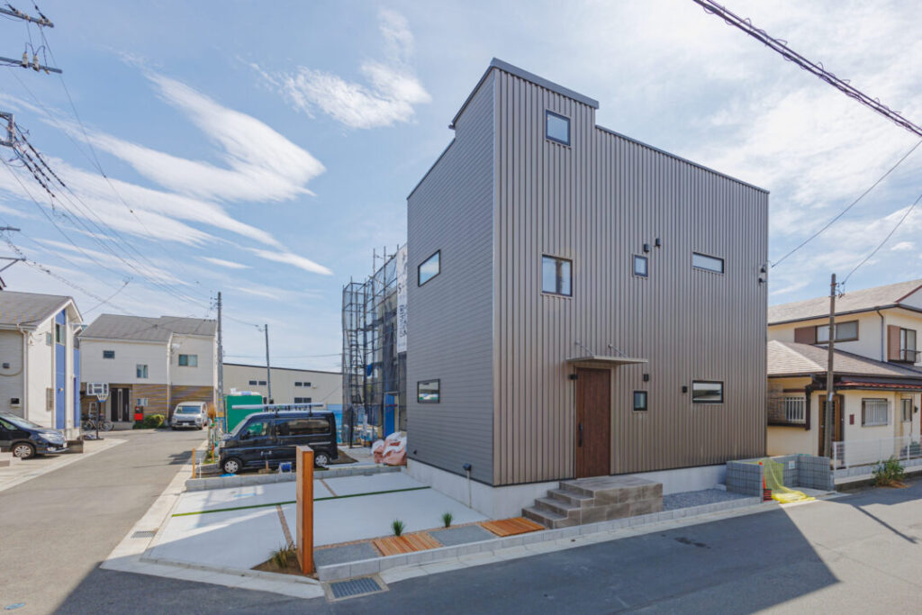 グレーの四角い家