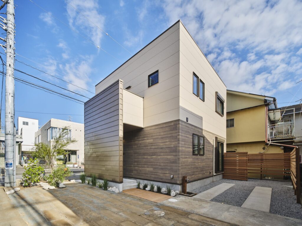 ブラック系でツートンカラーの四角い家