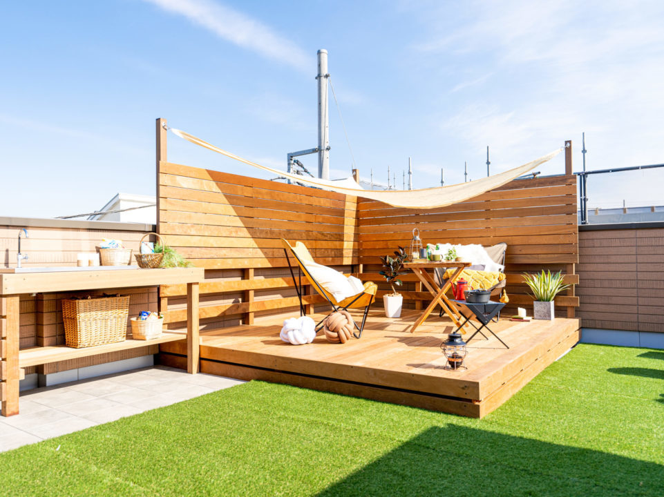 ウッドデッキと水栓を完備した潮風を感じるスカイバルコニー