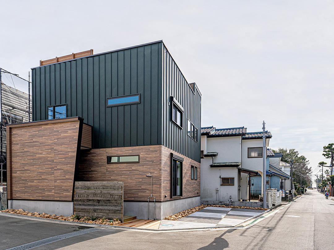 板張りとブラックの2種類を貼り分けたシックな外観デザイン