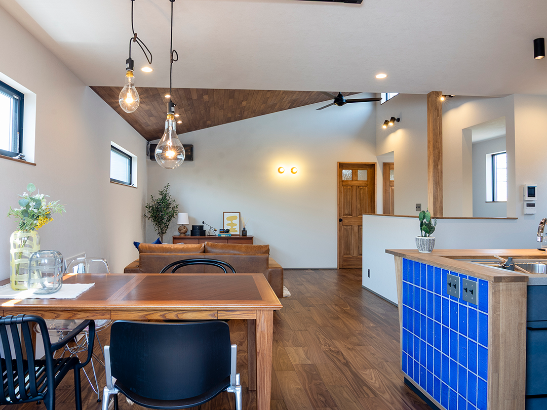 【茅ヶ崎市】ブルーのビビットタイルが海を感じるサーファーズハウス