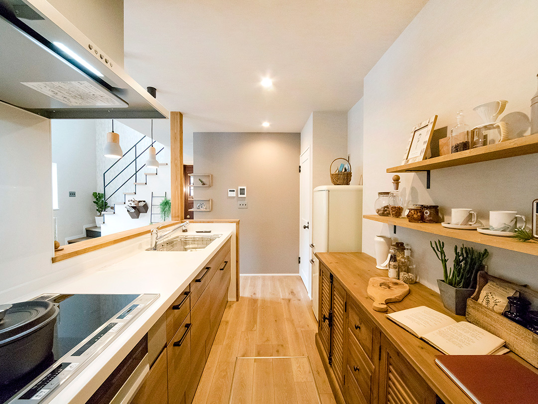 キッチンと色を合わせたCRASH GATEのカップボード