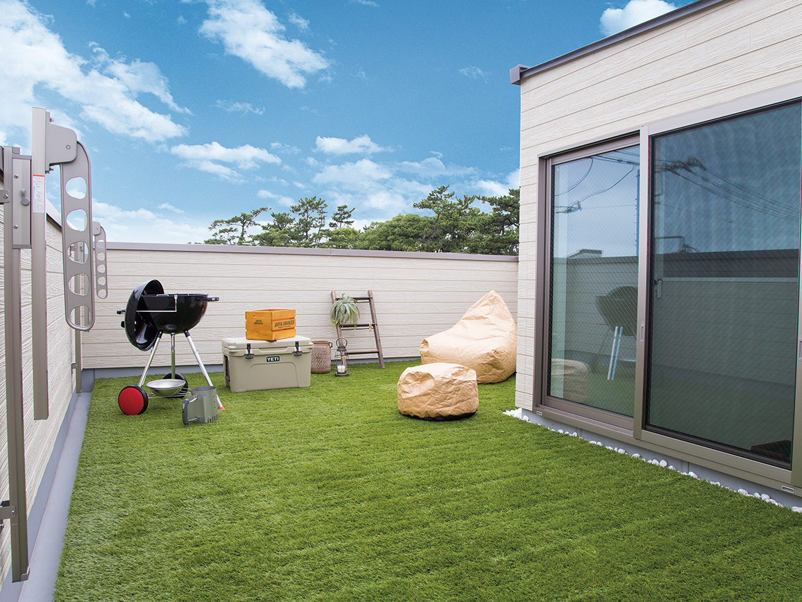 BBQも楽しめる明るい外壁の屋上スペース