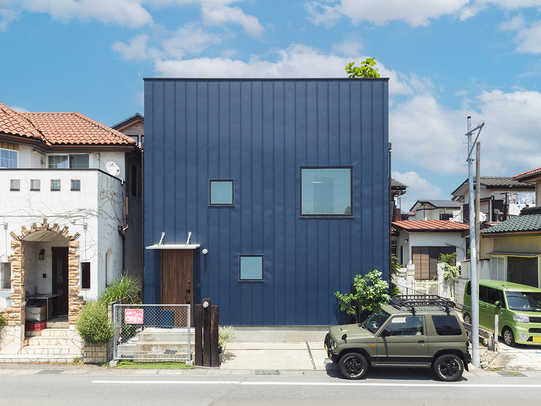 シンプルでカッコイイ、ネイビーのガルバリウムで統一したデザイン