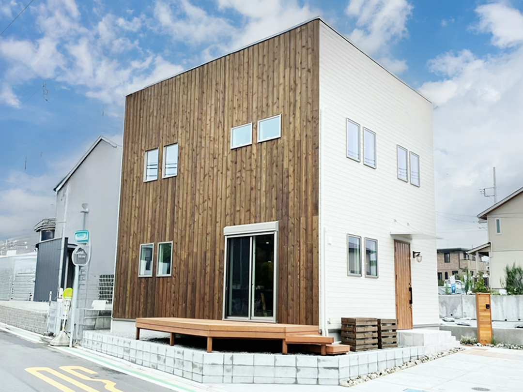 白い外壁とレッドシダーのコントラストが特徴的