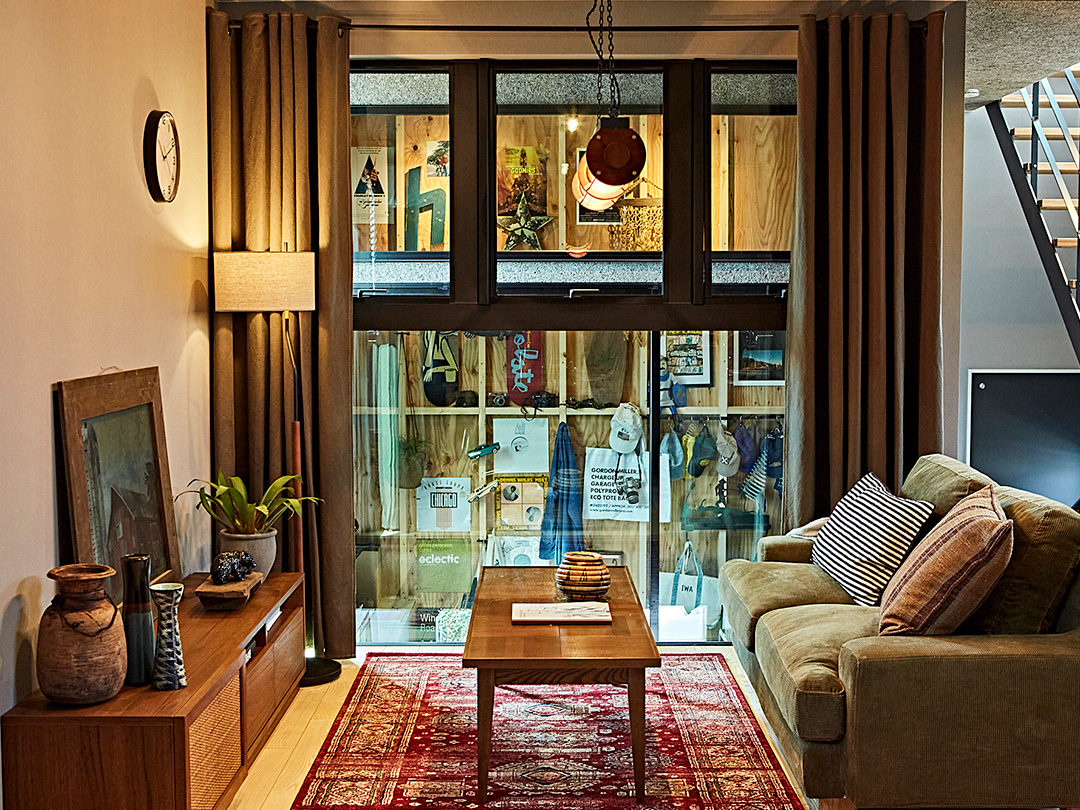 ガレージ空間とガラス張りでつながるコンパクトなリビング