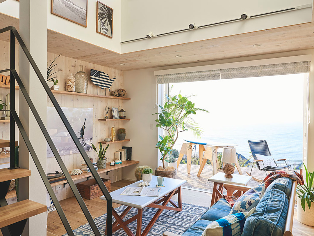 WTWのスタイルを取り入れた海を臨むリビング