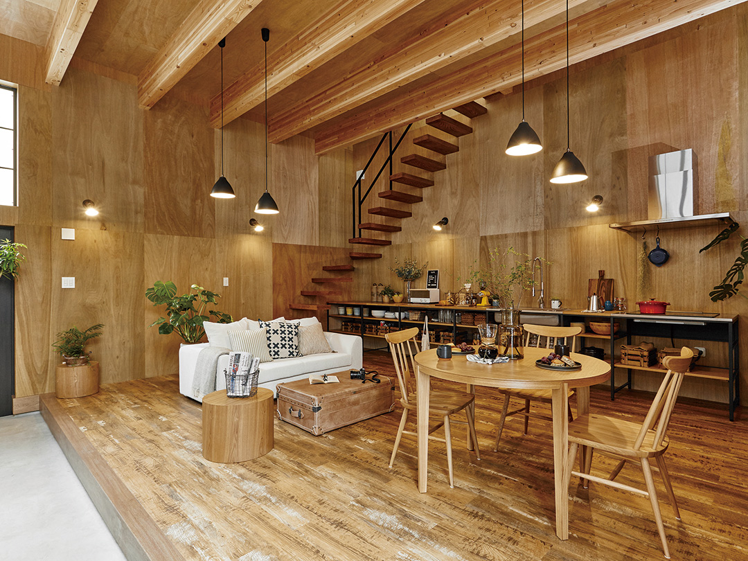 開放的な共有スペースが心地よい土間とつながる大空間リビング