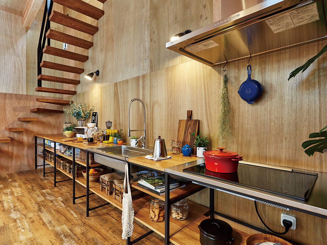 全長5.4mの壁面に取り付けたオープンキッチン