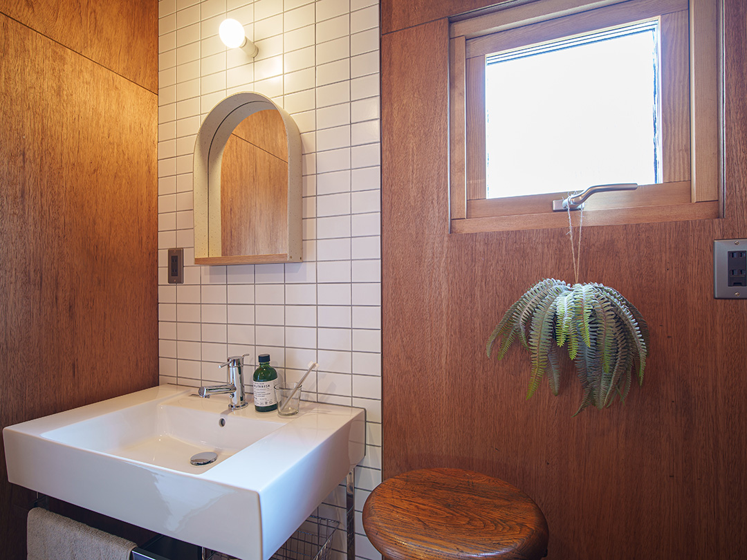 板張りのウォールに白いタイルを合わせたホテルライクな仕上がり