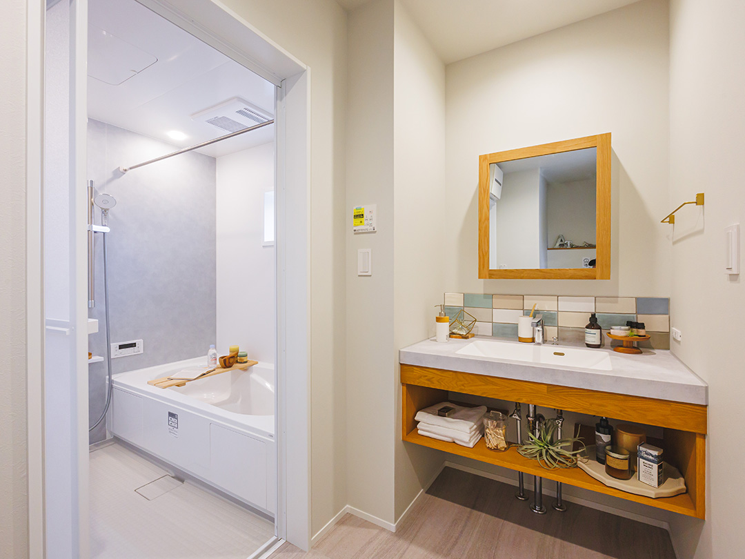 ブルートーンのタイルをセレクトした爽やかな洗面スペース