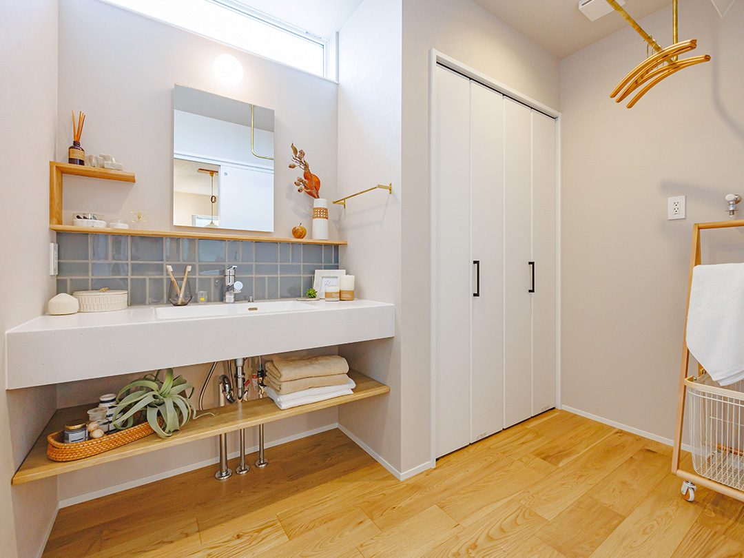 洗濯物が干せるようアイアンバーを設置し家事効率アップ