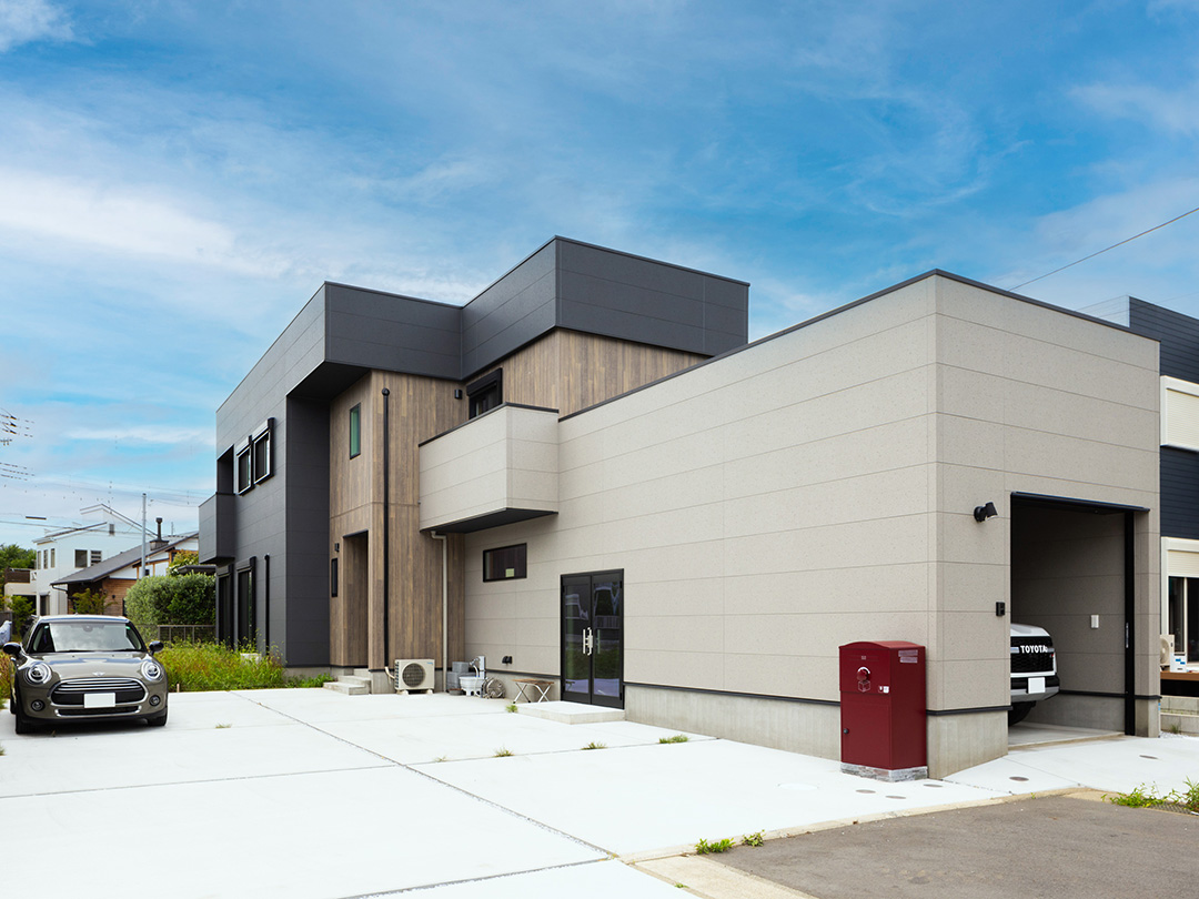 大きく迫り出した広いガレージが印象的な外観