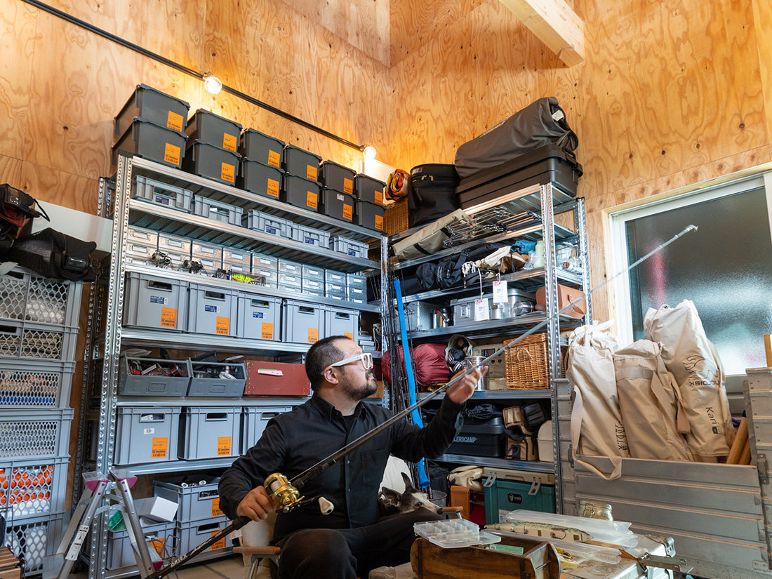 ガレージとつながる全面ラーチ合板が圧巻の吹き抜け空間