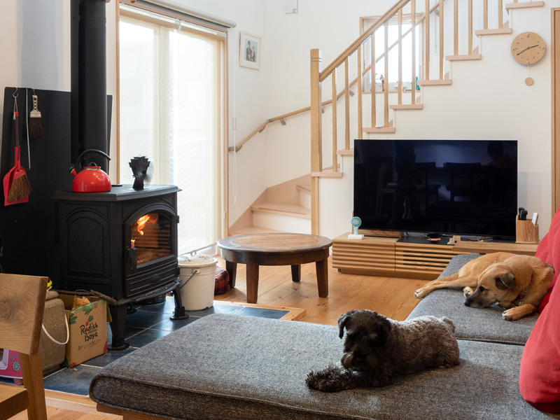 ワンちゃんたちもぬくぬくな薪ストーブ