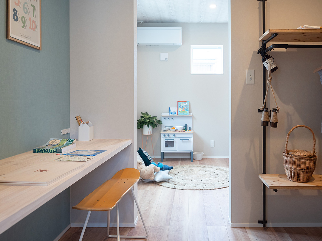 部屋と部屋の間に共有オープンクローゼットを設置した子供部屋