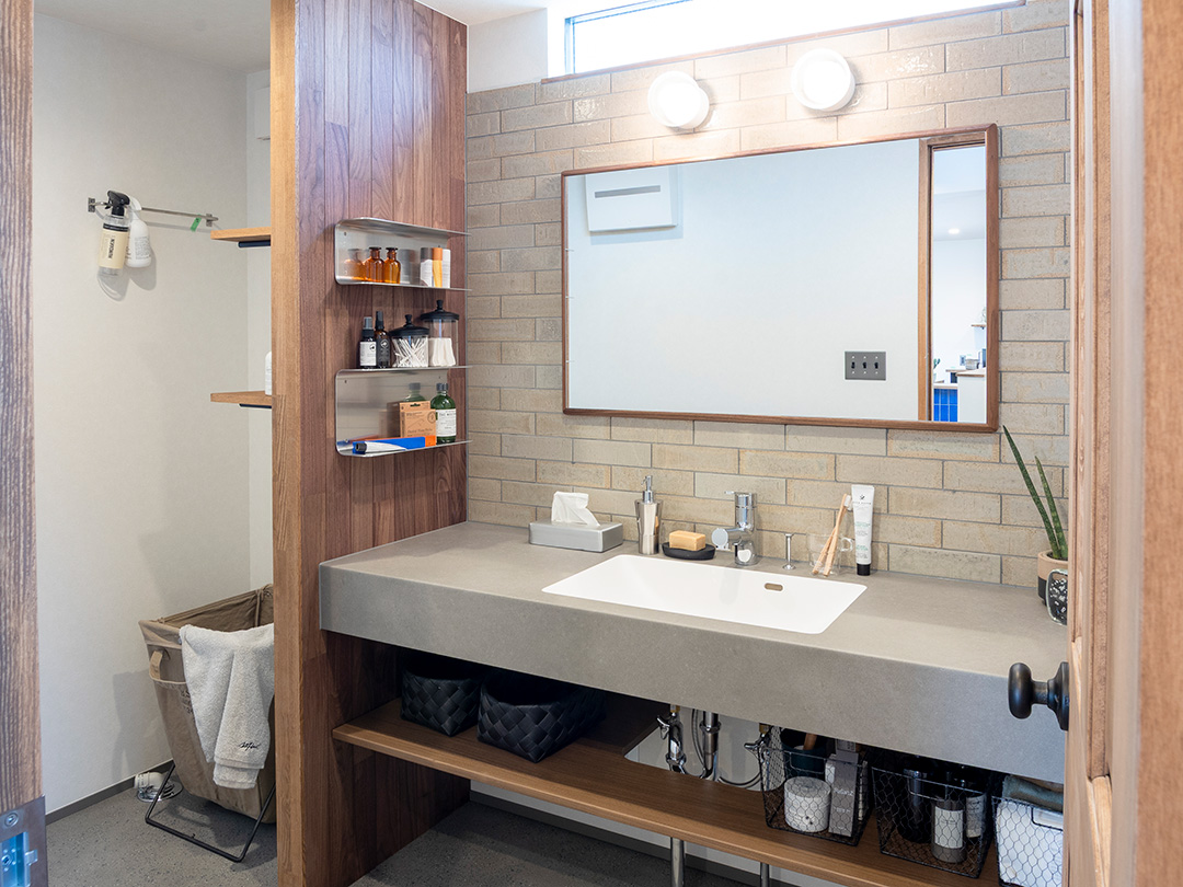 独特な模様で温かみのあるタイルをアクセントとした広い洗面空間