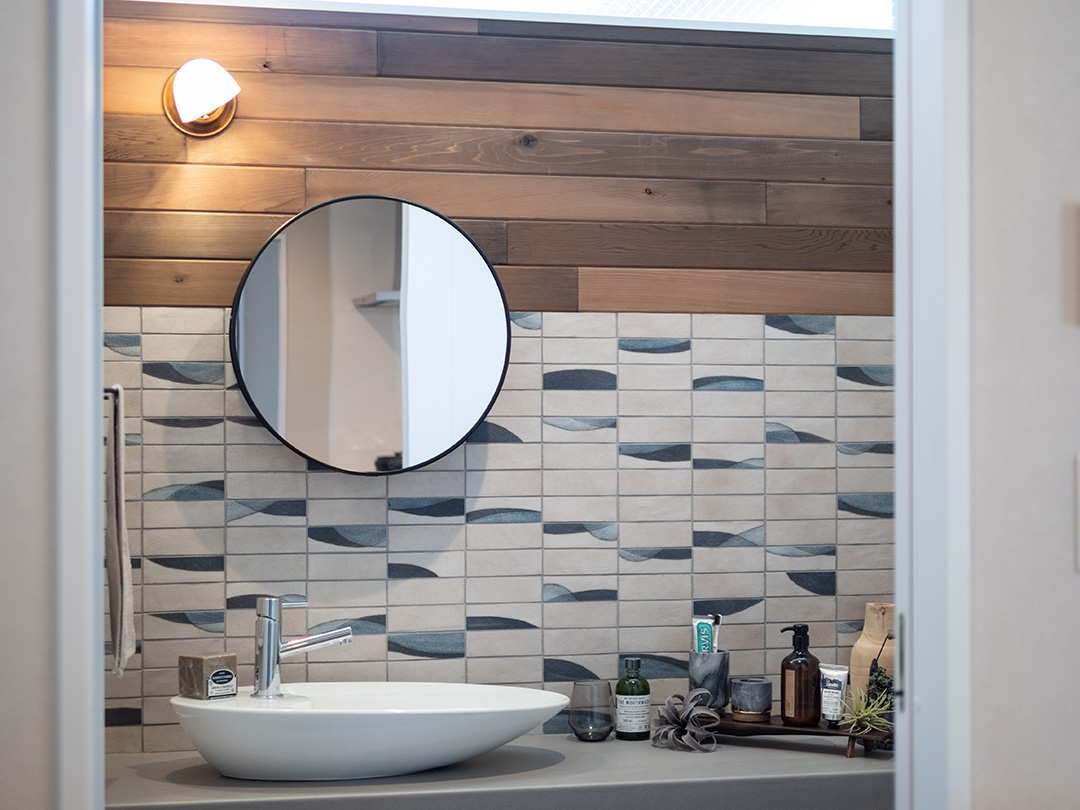 波の模様が印象的なサーフスタイルのタイル