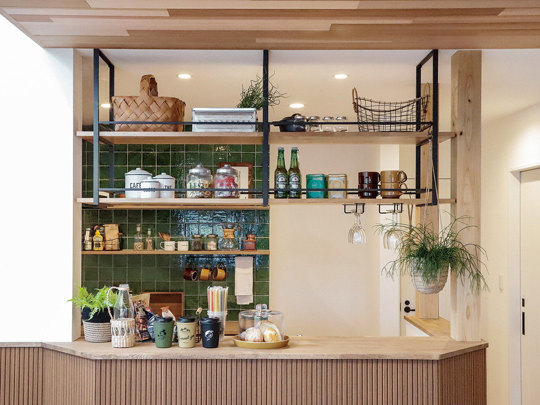 カフェのようなキッチンと造作カップボード