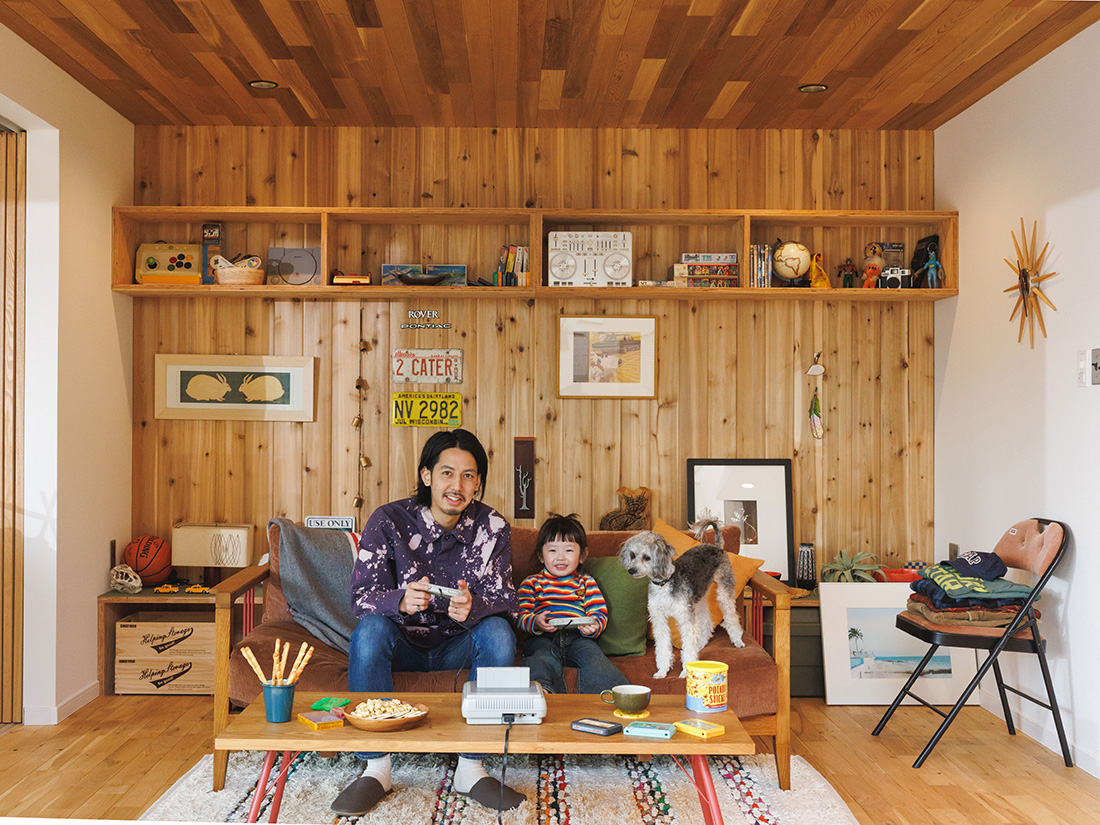 ペットとこどもとくつろぐ自然素材に癒されるリビング