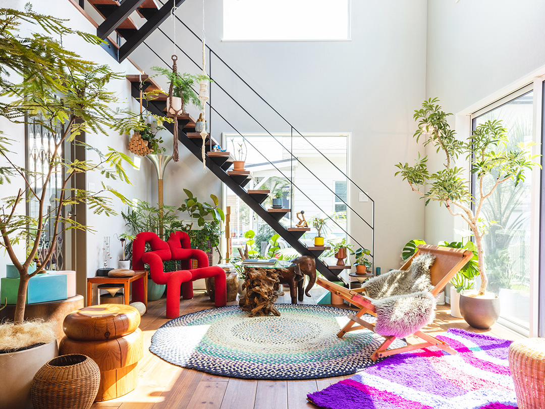 グリーンと個性派家具を楽しむ白を基調とした明るいリビング