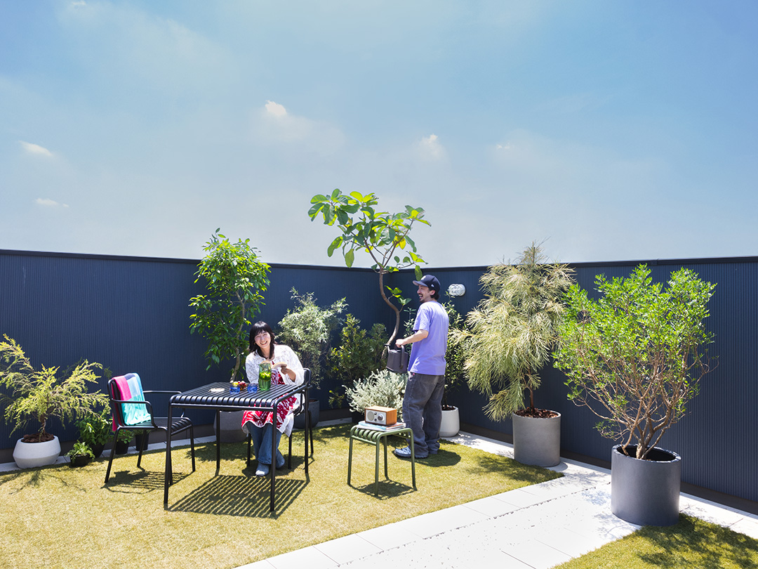 陽当たりが良く植物も嬉しい！芝とタイルを組み合わせた屋上