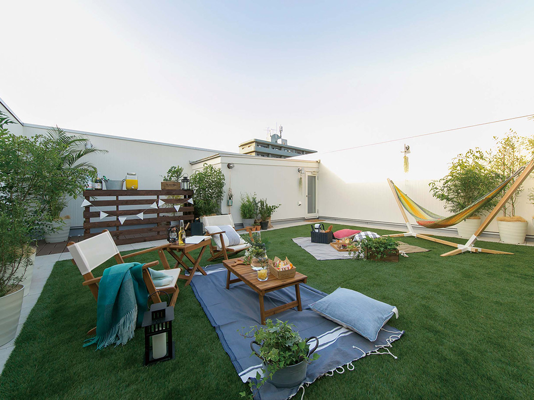 もう一つのリビングとしてハンモックでくつろぐ屋上スペース
