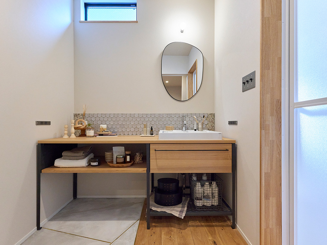 床の貼り分けや真鍮の目地にまでこだわり抜いた洗面