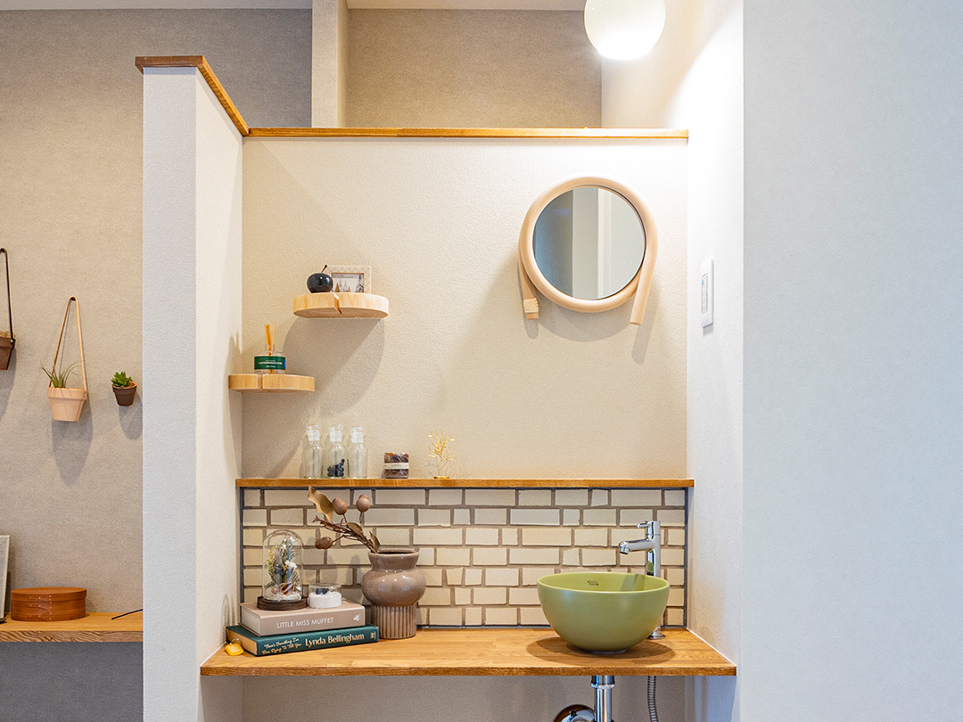 ビスケットのような形の名古屋モザイクのタイルを使用した玄関手洗い